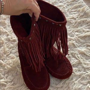 Minnetonka burgundy fringe boots 6.5